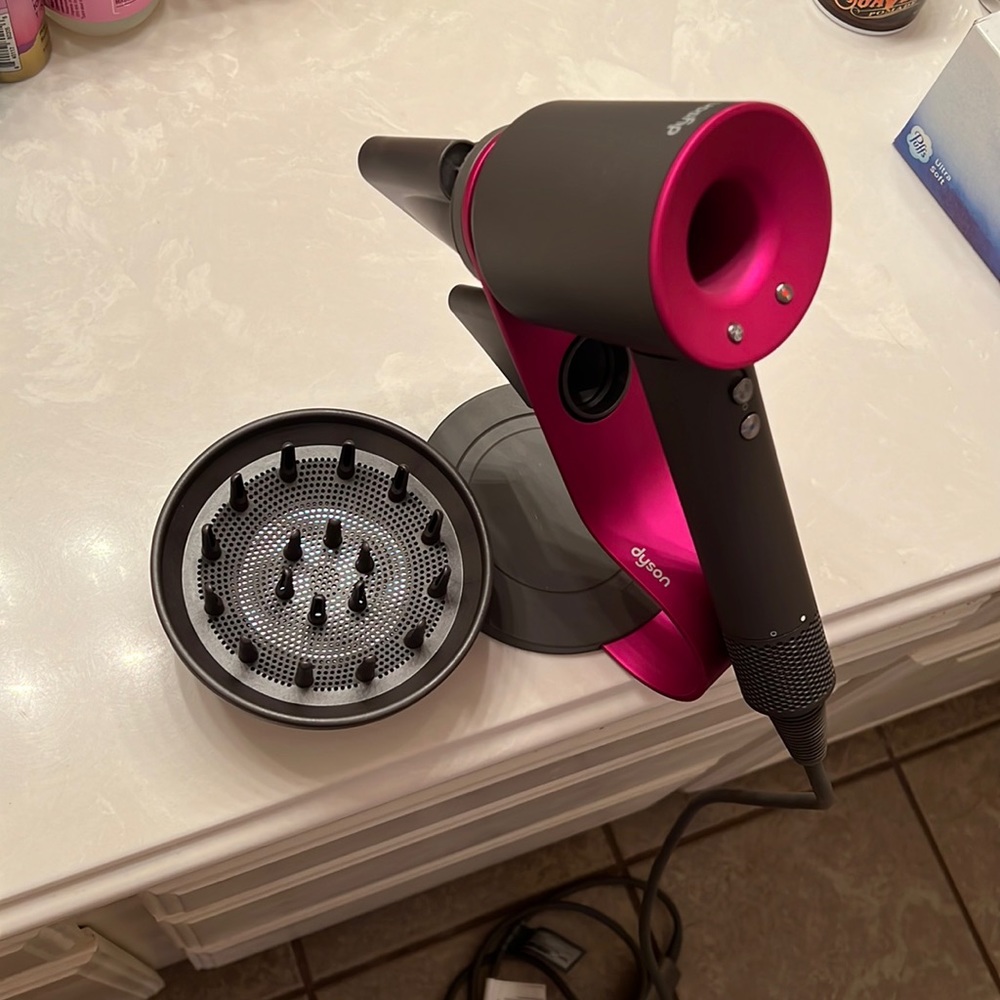 Dyson Hairdryer w/stand and 3 accessories